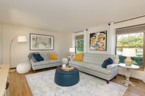 Cozy 5-bedroom with lake views and spacious deck - Image 4