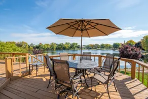 Cozy 5-bedroom with lake views and spacious deck - Image 3
