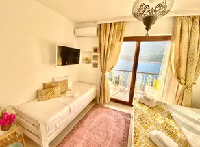 Charming Triplex Villa w Amazing Seaview - Image 5