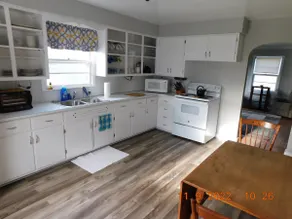 Pleasant 3 bedroom in secluded woodsy environment. - Image 5