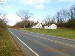 Pleasant 3 bedroom in secluded woodsy environment. - Image 2