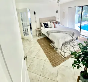 Cheerful 1 bedroom guest suite with pool and yard - Image 2
