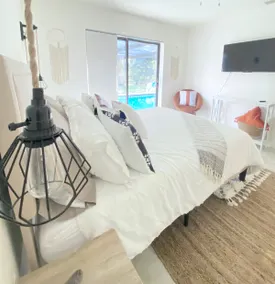 Cheerful 1 bedroom guest suite with pool and yard - Image 3