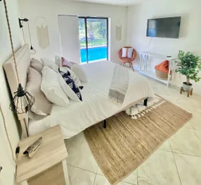 Cheerful 1 bedroom guest suite with pool and yard - Image 4