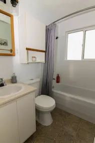 Bright, cheerful 2 bedroom home with full kitchen - Image 5