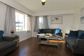Bright, cheerful 2 bedroom home with full kitchen - Image 2