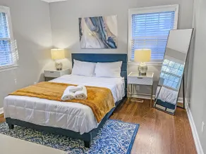 Book Now - Large Groups Welcome in Prime Location! - Image 5
