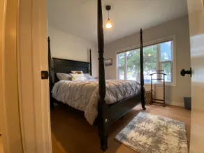 Cozy 2 bedroom close to Whyte ave and University. - Image 3