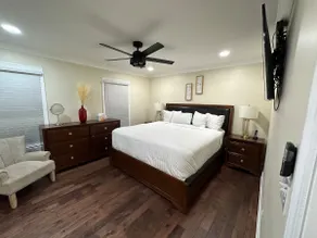 Spacious updated 4 bedroom on greenway - Image 4