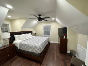 Spacious updated 4 bedroom on greenway - Image 3