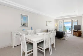 A406 - 2 Bedroom Beachfront Penthouse - Image 5