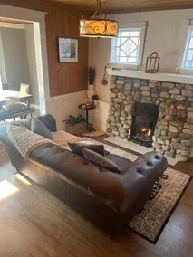 Cozy character home in downtown Banff - Image 2