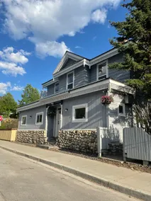 Cozy character home in downtown Banff - Image 5