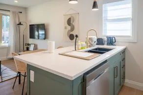 Designer apt | 2 Free parking | Private entrance - Image 3