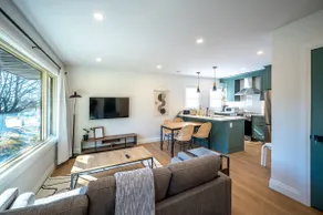 Designer apt | 2 Free parking | Private entrance - Image 2