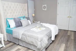 Ville’s Bourbon & Beyond | 3BD 2BA Stay, Sleeps 7 - Image 3