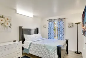 California King Bed | Fast Wi-Fi | 75” Smart TV - Image 5