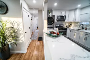 Newly Renovated 3BD & 2BA Apartmnt 15 mins to JFK - Image 3
