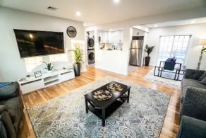 Newly Renovated 3BD & 2BA Apartmnt 15 mins to JFK - Image 5