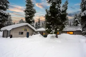 Walk to Yellowstone Log Cabin w/Shop & Hot Tub 8-10 ppl - Image 5