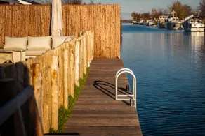 Waterfront tiny home with spacious garden - Image 4