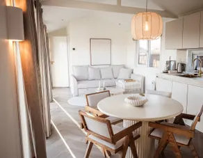 Waterfront tiny home with spacious garden - Image 3