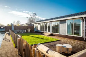 Waterfront tiny home with spacious garden - Image 2