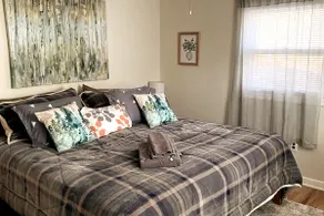 4 bedroom house with Hot Tub, close to skiing and Moose Pond - Image 5