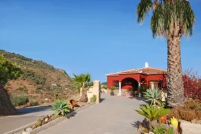 Villa con piscina privada climatizada y gran vista: garantía de paz y espacio. - Image 2