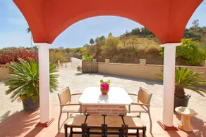 Villa con piscina privada climatizada y gran vista: garantía de paz y espacio. - Image 3