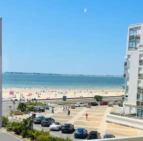 Bright apartment with ocean views - Image 2