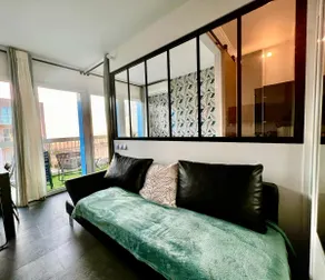 Bright apartment with ocean views - Image 4