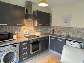 Town centre 2 bedroom 2 bath apartment - Image 2
