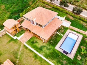 A nice country estate with a private pool - Image 3