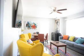 Cozy 3 Bedroom Home Featuring Free Parking - Image 5