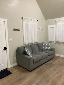 A cozy 2 bedroom cottage - Image 3