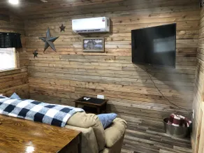 Beautiful & comfy cabin. Great location! - Image 2