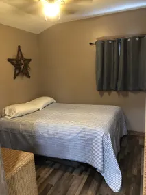 Beautiful & comfy cabin. Great location! - Image 5