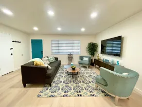 Cute + Sanitized 3 Bedroom Cozy home with Parking - Image 3