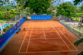 Exclusive villa with pool and tennis court - Image 3