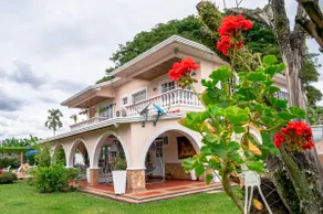 Exclusive villa with pool and tennis court - Image 5