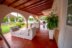 Exclusive villa with pool and tennis court - Image 4