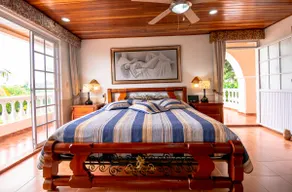 Exclusive villa with pool and tennis court - Image 2