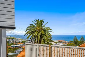 Luxury '3 Palms Merewether' with ocean views - Image 5