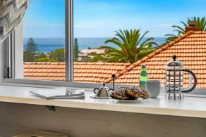 Luxury '3 Palms Merewether' with ocean views - Image 4