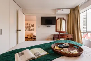Sunny suite 5 minutes from Kennedy - Image 3