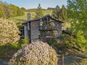 Farmhouse Villa w/ Captivating Views & Hot Tub - Image 5