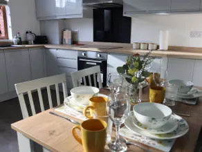 Sheffield 3-bedroom house with free street parking - Image 4