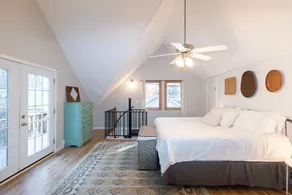 Adorable guest house with free parking - Image 4