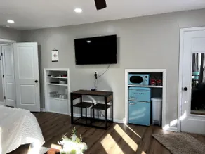 Large Studio W/ King Bed | Easy Highway Access! - Image 4
